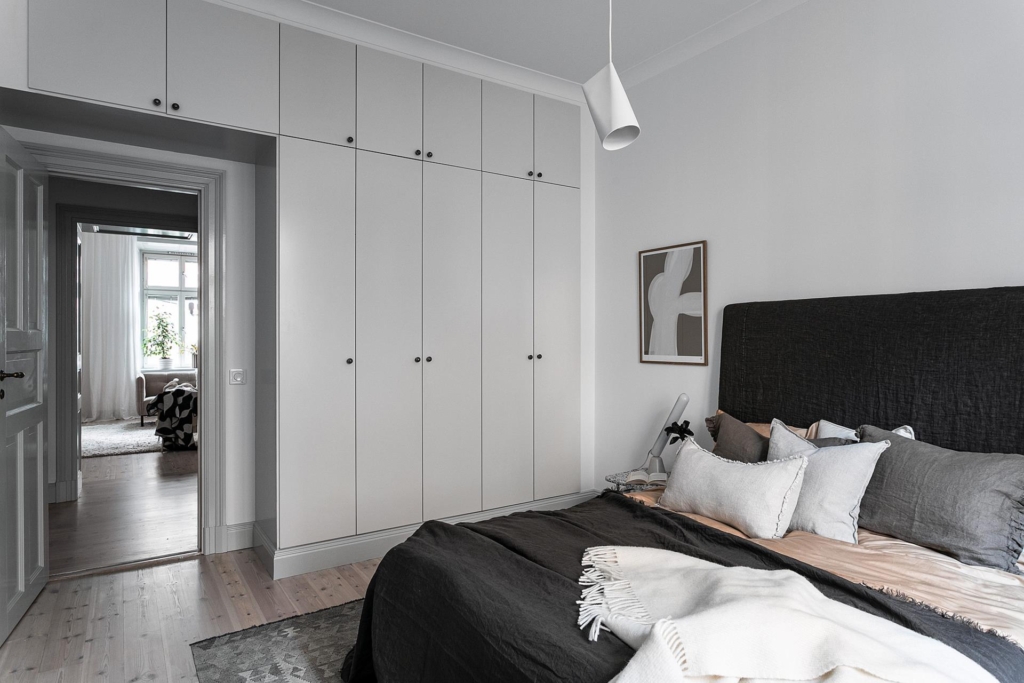 Ljust, elegant hem med härlig sekelskifteskaraktär.