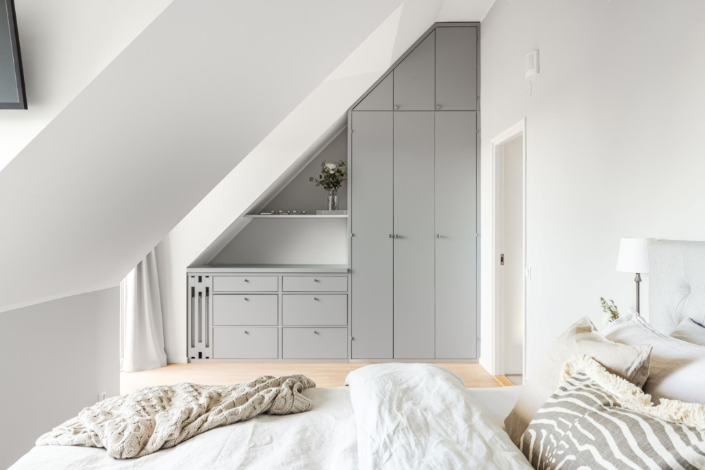 Välkommen till denna mycket exklusiva takvåning med två balkonger och 6 m i takhöjd.