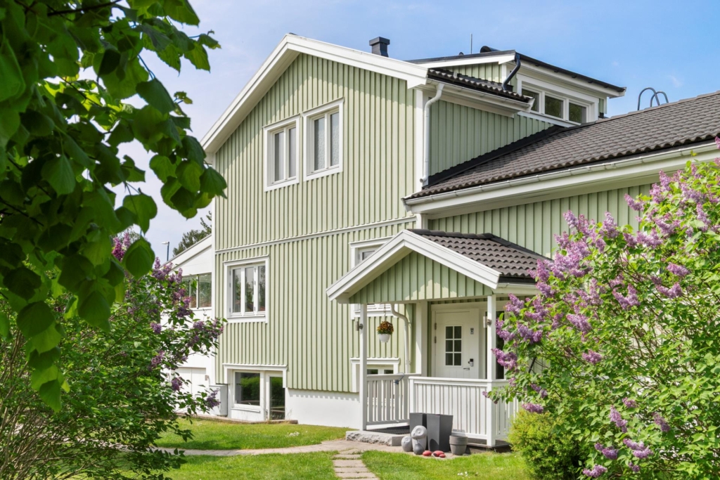 Stor villa, totalt 343 kvm, erbjuder 3 allrum, 6 rymliga sovrum, stort välutrustat kök och 3 badrum.