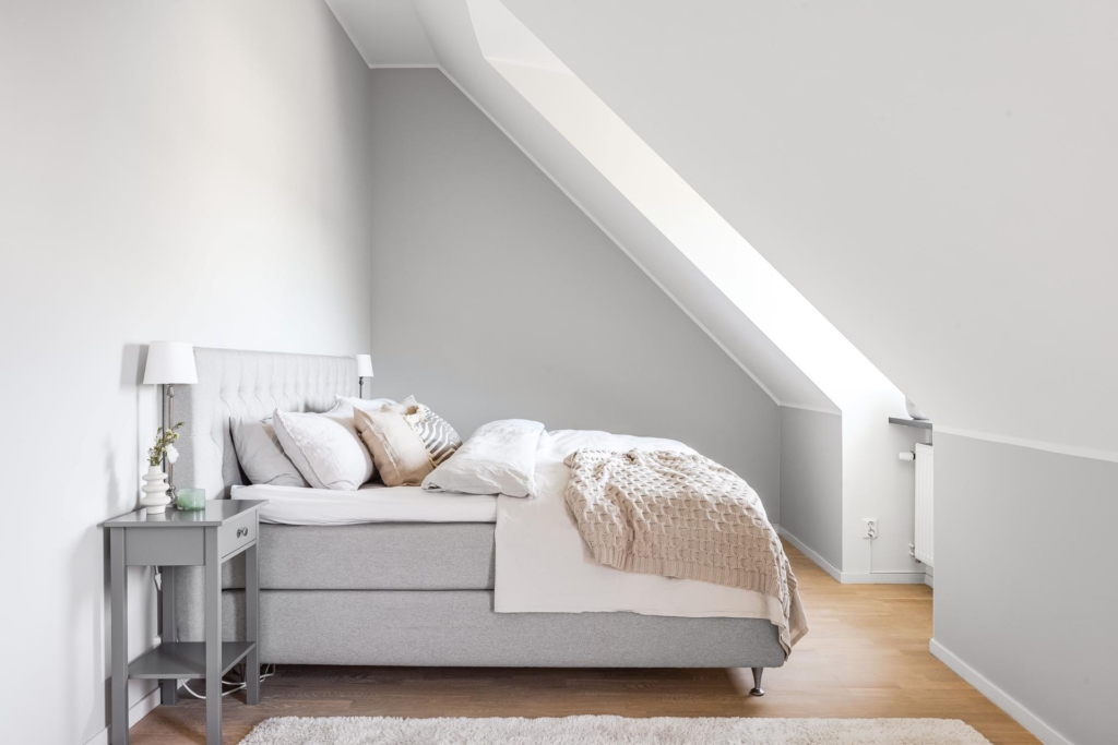 Välkommen till denna mycket exklusiva takvåning med två balkonger och 6 m i takhöjd.