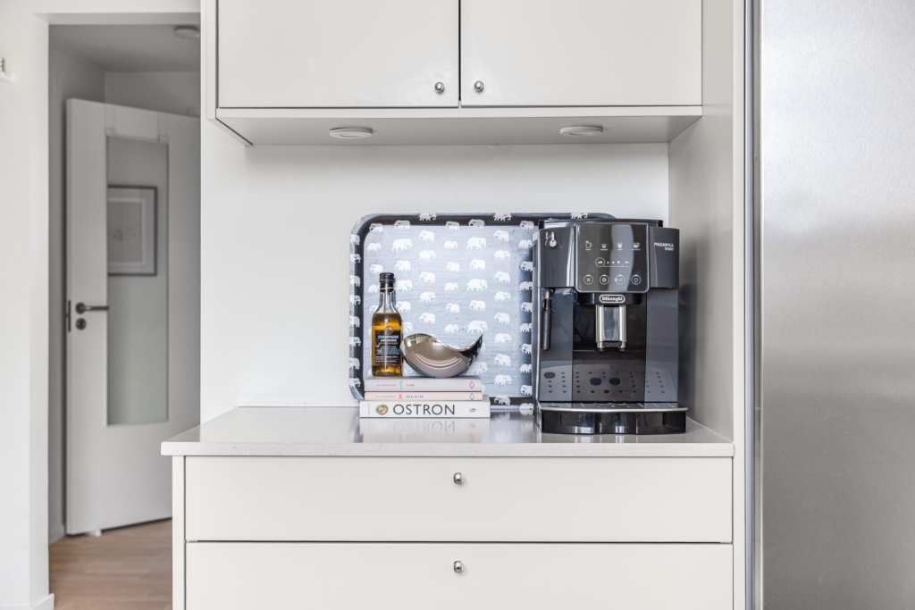 Välkommen till denna mycket exklusiva takvåning med två balkonger och 6 m i takhöjd.