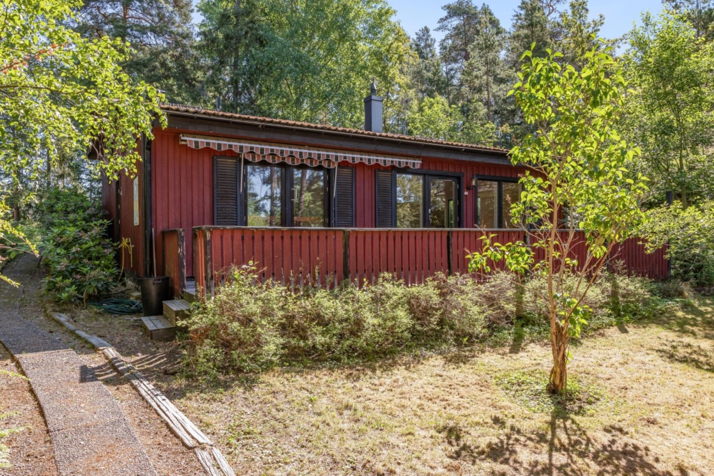 Välkommen till detta enplanshus beläget på stor naturtomt i Landsnora