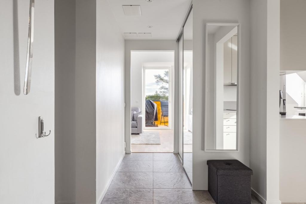 Välkommen till denna mycket exklusiva takvåning med två balkonger och 6 m i takhöjd.