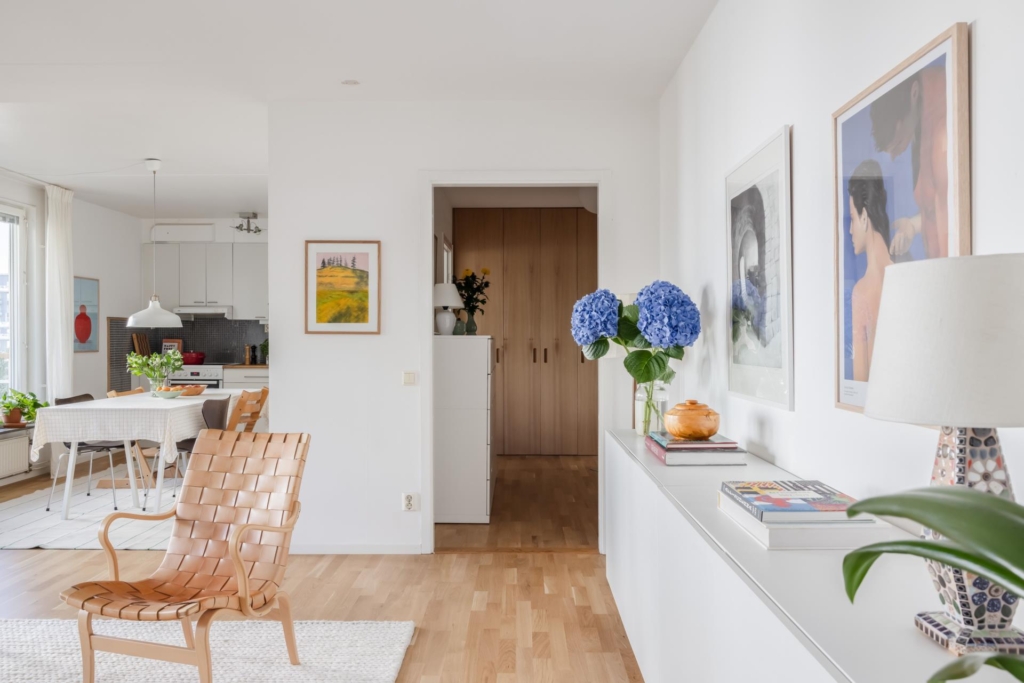 Härligt läge invid vattnet med sjöutsikt, stort ljusinsläpp & balkong. Fantastisk innergård.