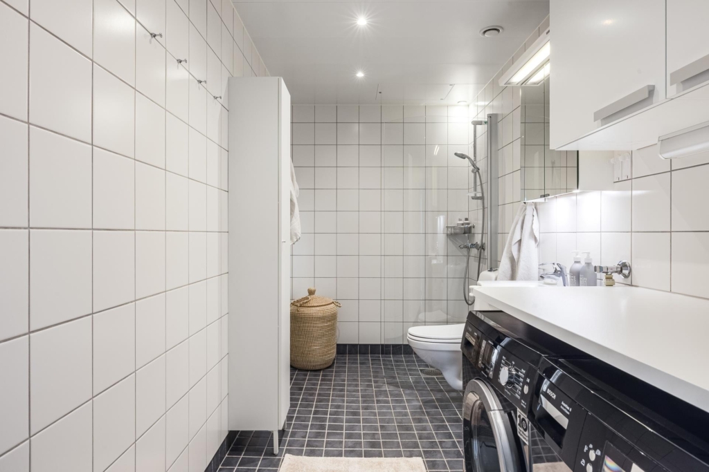 Välkommen till denna mycket exklusiva takvåning med två balkonger och 6 m i takhöjd.