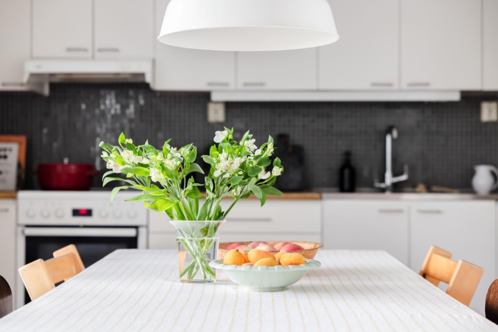 Härligt läge invid vattnet med sjöutsikt, stort ljusinsläpp & balkong. Fantastisk innergård.