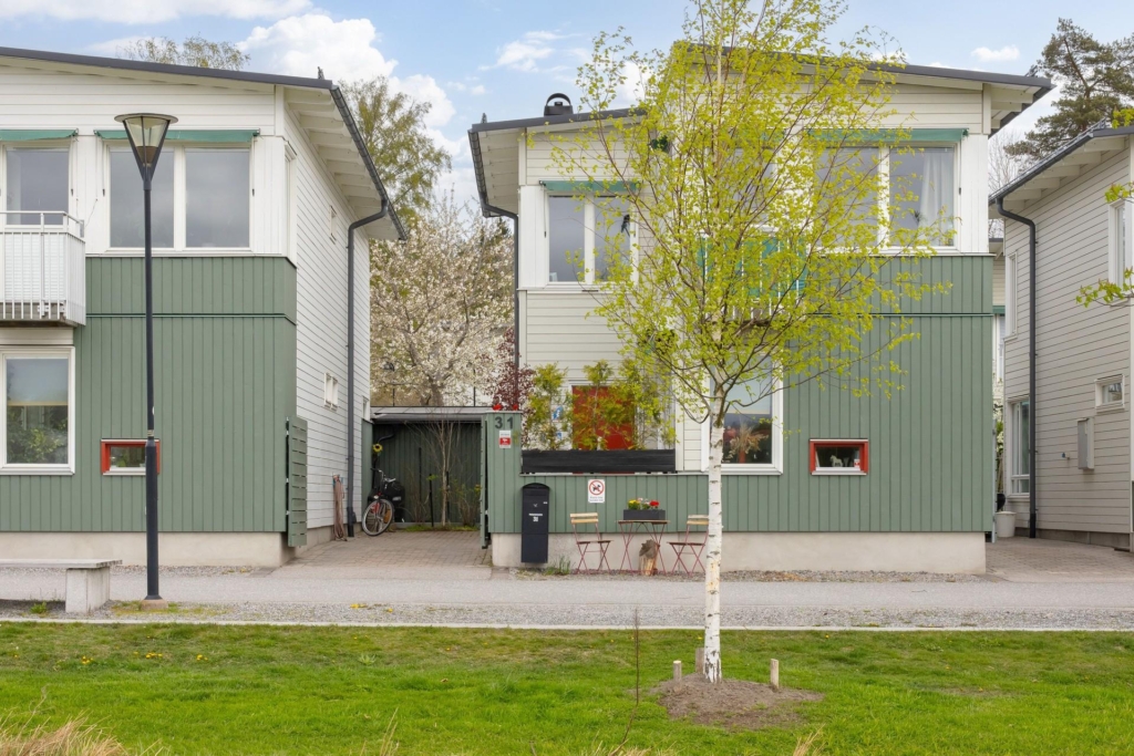 GRÄNDVILLA MED ÖNSKELÄGE VID PARKEN!