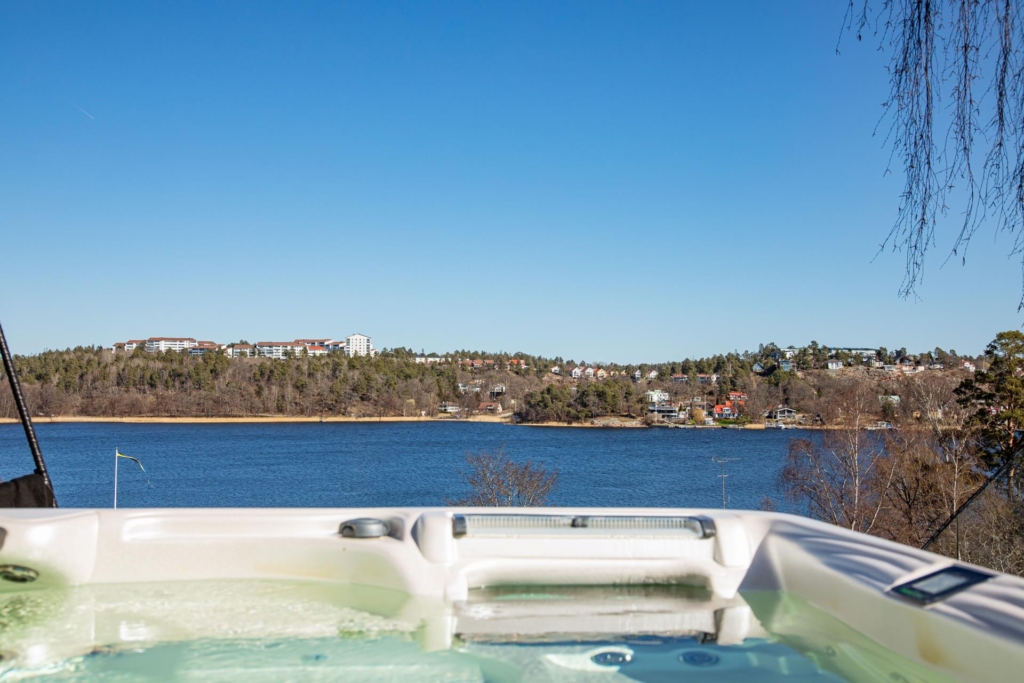 Exklusiv villa med bedårande sjöutsikt på bästa läge i Edsviken !