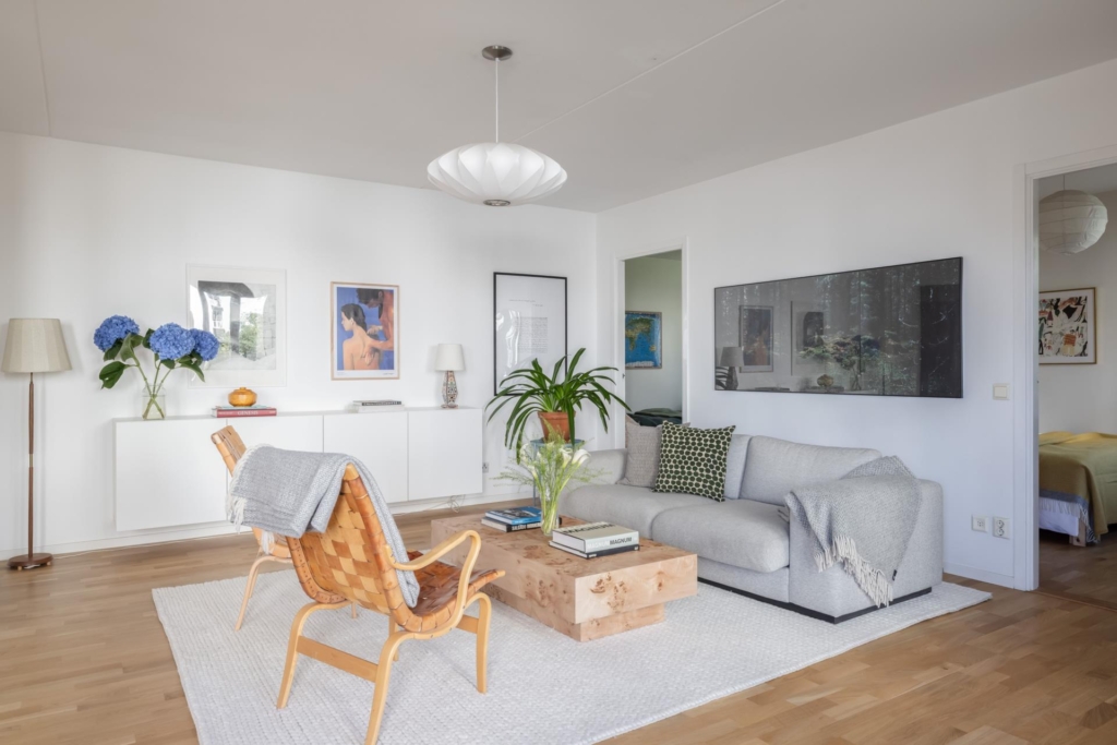 Härligt läge invid vattnet med sjöutsikt, stort ljusinsläpp & balkong. Fantastisk innergård.