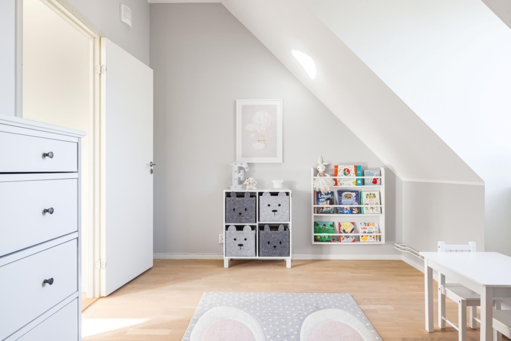 Välkommen till denna mycket exklusiva takvåning med två balkonger och 6 m i takhöjd.