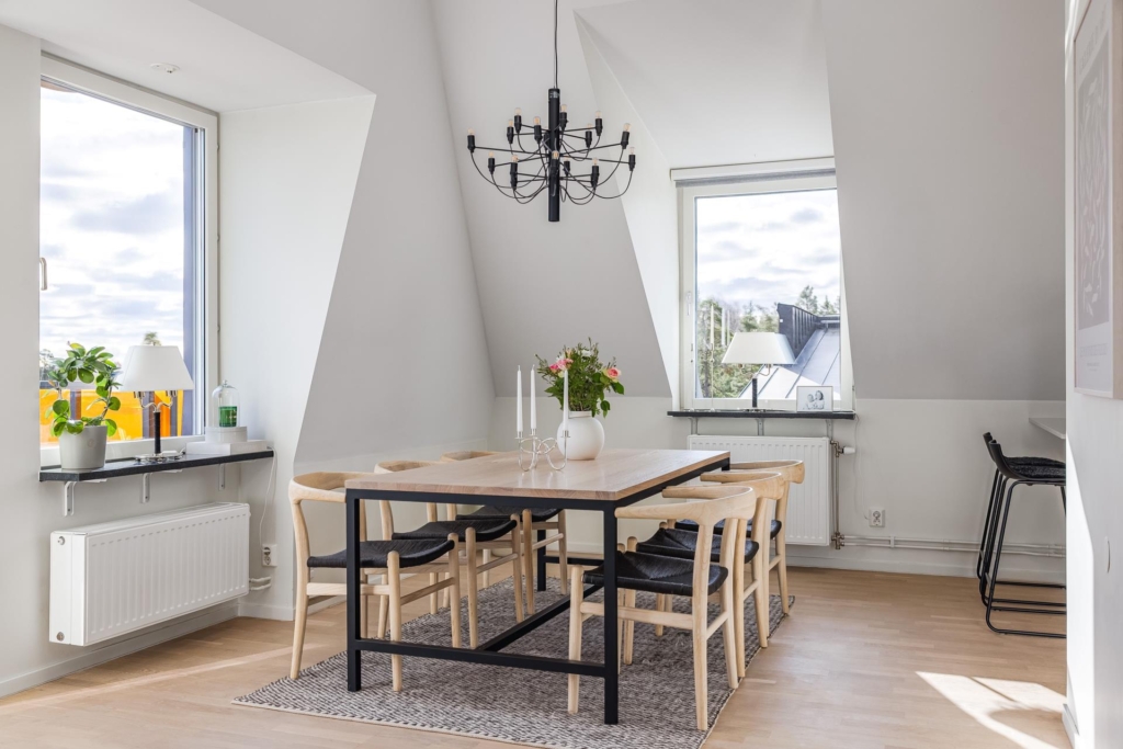 Välkommen till denna mycket exklusiva takvåning med två balkonger och 6 m i takhöjd.