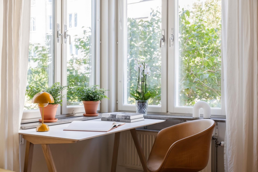 Härligt läge invid vattnet med sjöutsikt, stort ljusinsläpp & balkong. Fantastisk innergård.