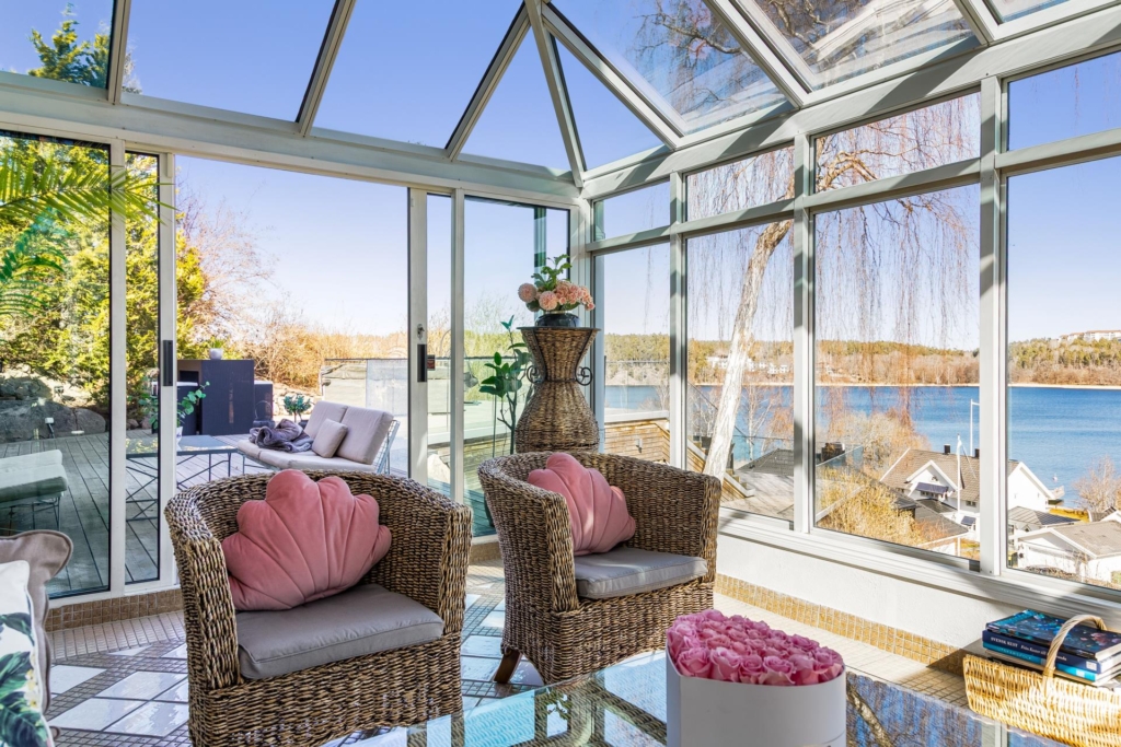 Exklusiv villa med bedårande sjöutsikt på bästa läge i Edsviken !