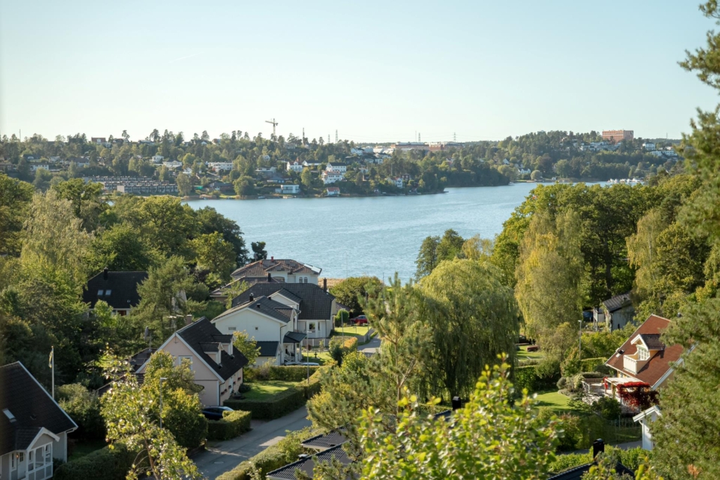 Stilrent kedjehus med högt läge och fantastisk sjöutsikt – ett hem att trivas i!