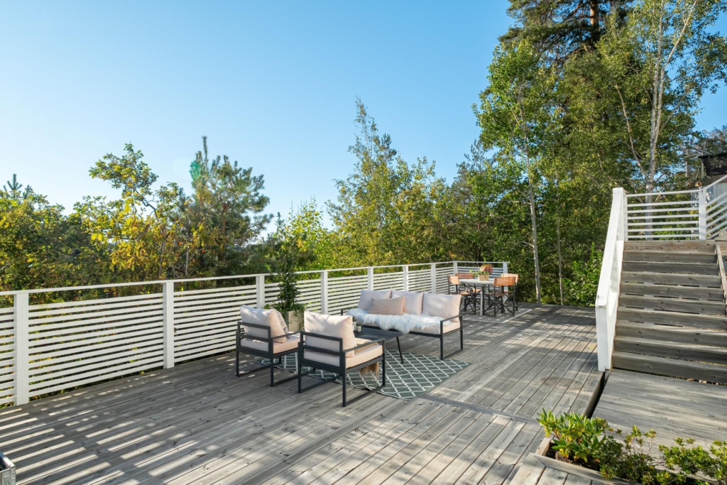 Stilrent kedjehus med högt läge och fantastisk sjöutsikt – ett hem att trivas i!