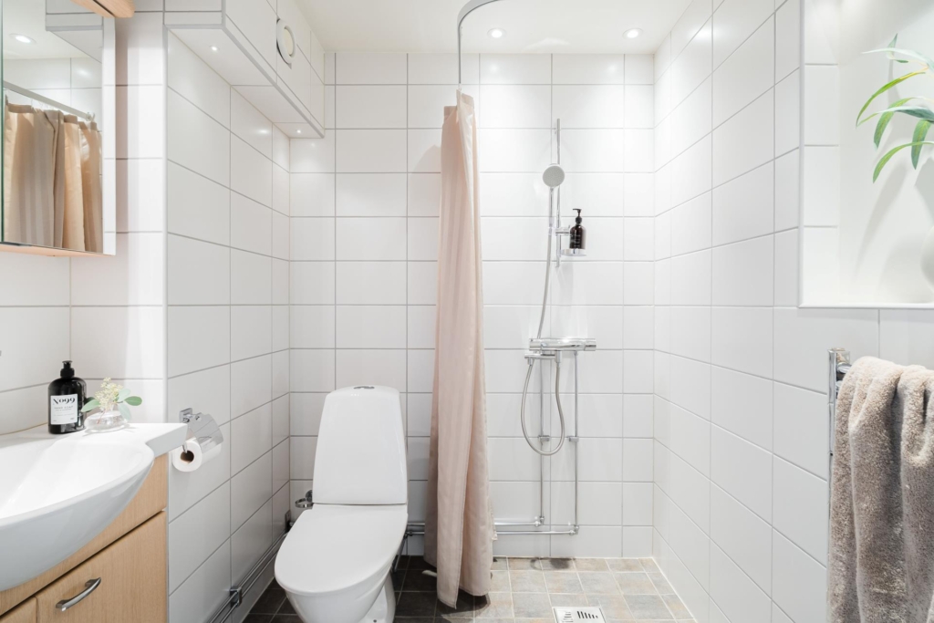 Stilrent kedjehus med högt läge och fantastisk sjöutsikt – ett hem att trivas i!