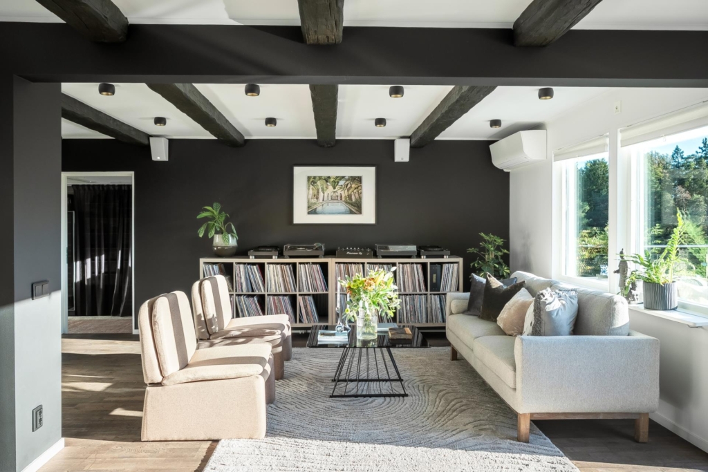 Stilrent kedjehus med högt läge och fantastisk sjöutsikt – ett hem att trivas i!