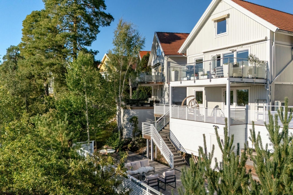 Stilrent kedjehus med högt läge och fantastisk sjöutsikt – ett hem att trivas i!