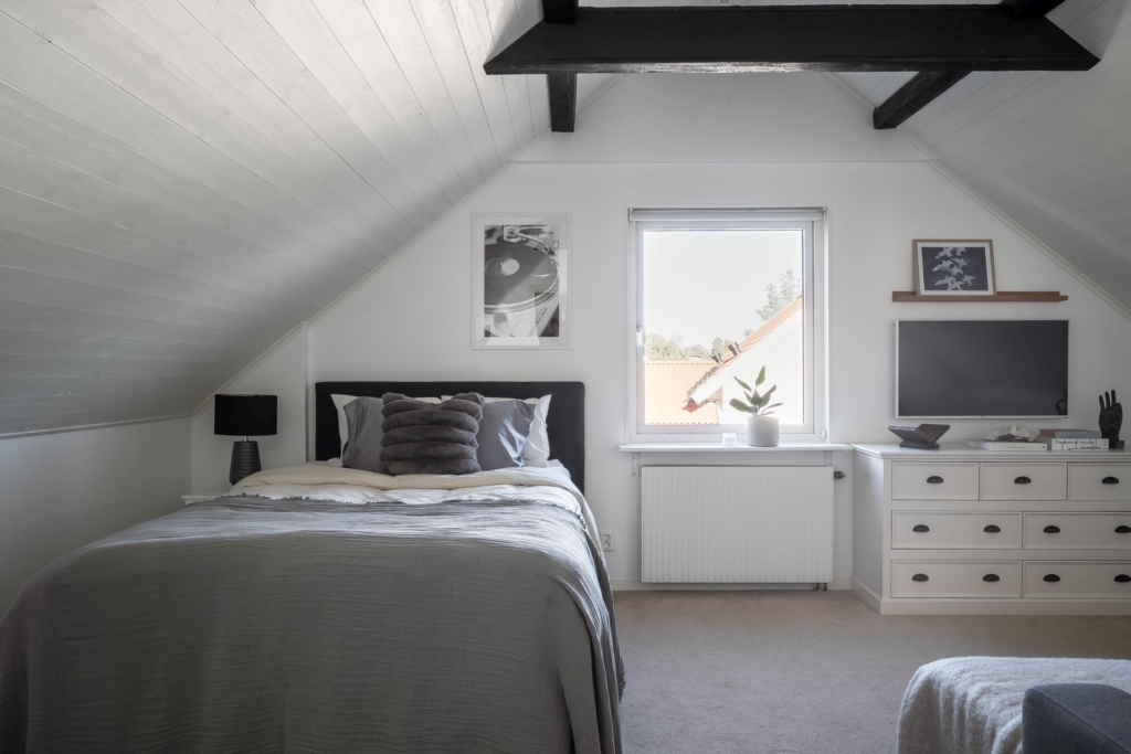 Stilrent kedjehus med högt läge och fantastisk sjöutsikt – ett hem att trivas i!