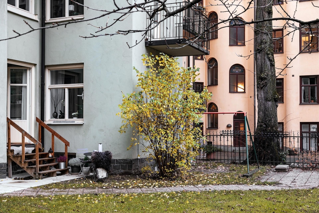 Superfin sekelskiftestrea med direktutgång till gården från köket.