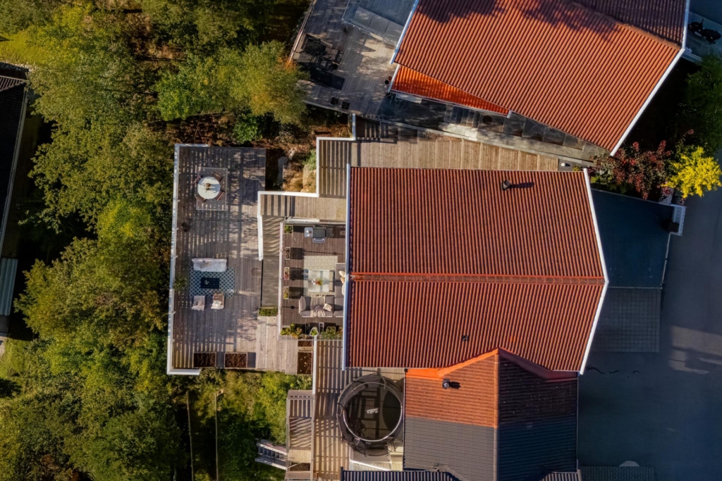 Stilrent kedjehus med högt läge och fantastisk sjöutsikt – ett hem att trivas i!