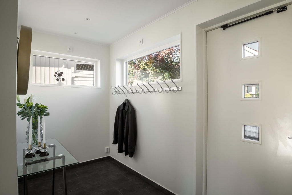 Stilrent kedjehus med högt läge och fantastisk sjöutsikt – ett hem att trivas i!