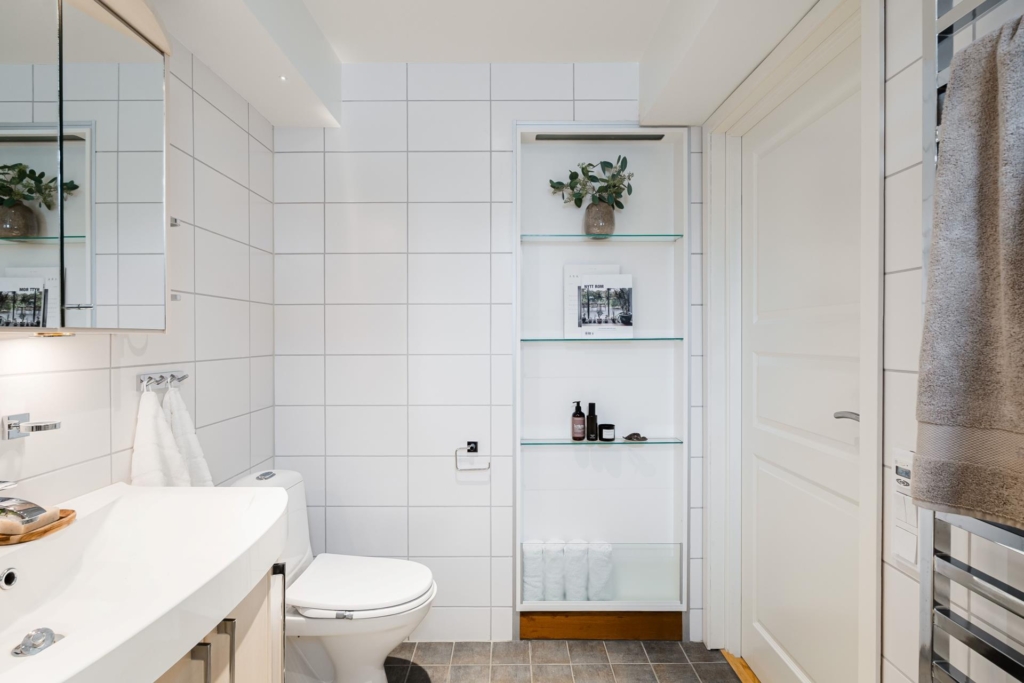 Stilrent kedjehus med högt läge och fantastisk sjöutsikt – ett hem att trivas i!