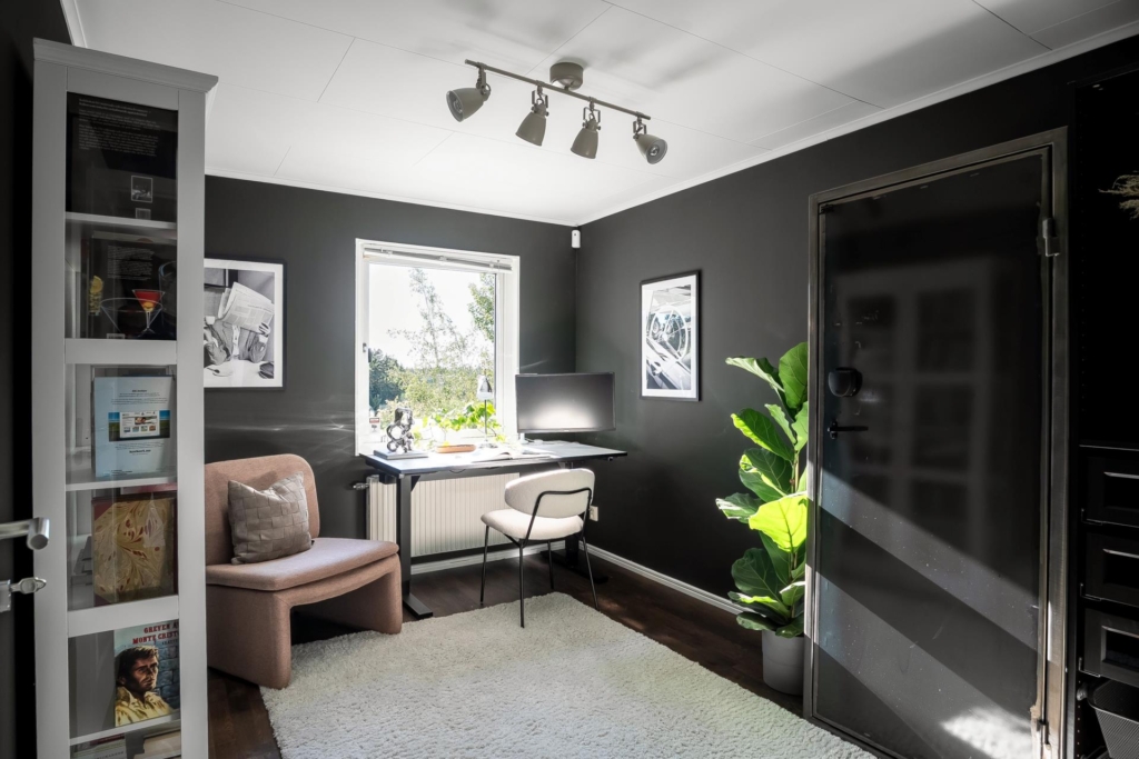 Stilrent kedjehus med högt läge och fantastisk sjöutsikt – ett hem att trivas i!