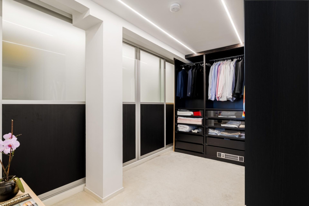 Stilrent kedjehus med högt läge och fantastisk sjöutsikt – ett hem att trivas i!