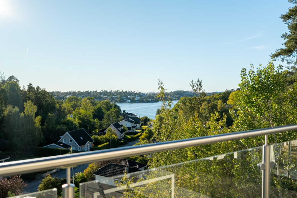 Stilrent kedjehus med högt läge och fantastisk sjöutsikt – ett hem att trivas i!