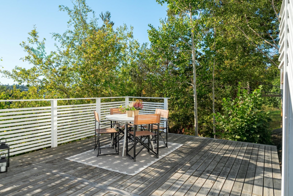 Stilrent kedjehus med högt läge och fantastisk sjöutsikt – ett hem att trivas i!