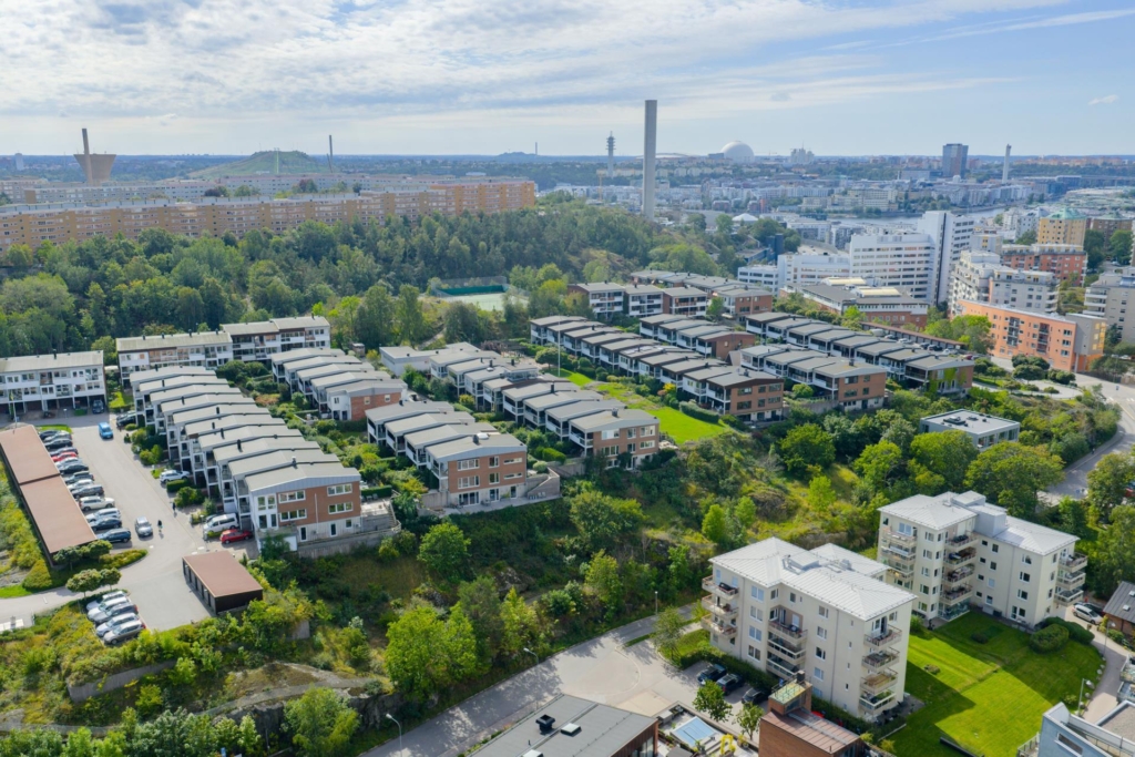 Unik chans – radhus i Saltsjöqvarn! Omedelbar närhet till Saltsjön och stan.