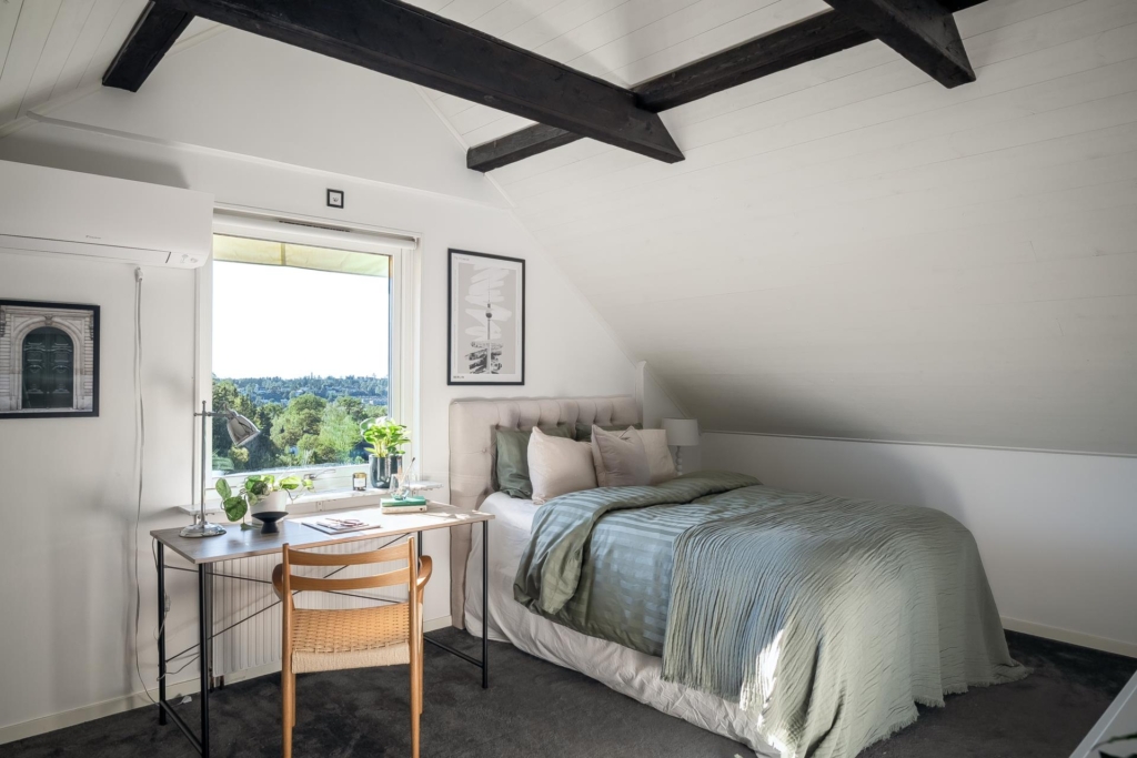 Stilrent kedjehus med högt läge och fantastisk sjöutsikt – ett hem att trivas i!