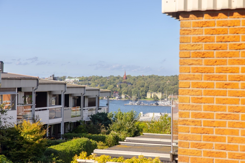 Unik chans – radhus i Saltsjöqvarn! Omedelbar närhet till Saltsjön och stan.
