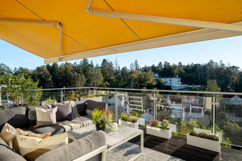 Stilrent kedjehus med högt läge och fantastisk sjöutsikt – ett hem att trivas i!