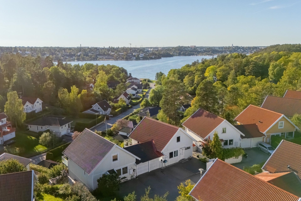 Stilrent kedjehus med högt läge och fantastisk sjöutsikt – ett hem att trivas i!