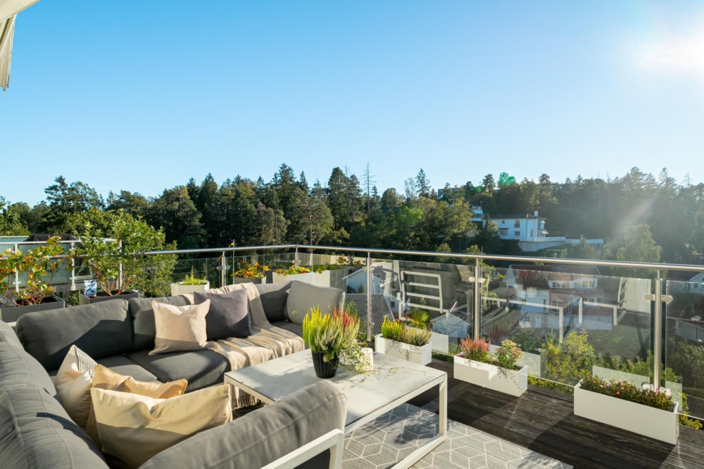 Stilrent kedjehus med högt läge och fantastisk sjöutsikt – ett hem att trivas i!