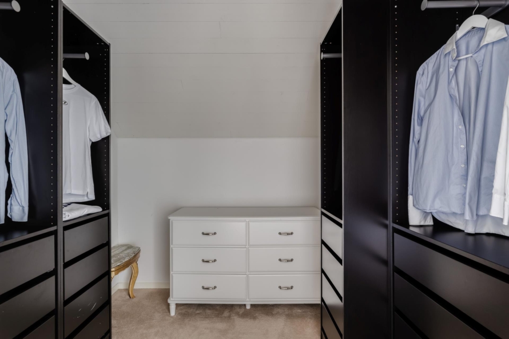 Stilrent kedjehus med högt läge och fantastisk sjöutsikt – ett hem att trivas i!