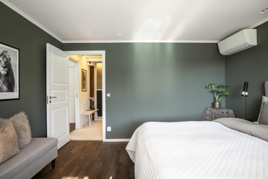 Stilrent kedjehus med högt läge och fantastisk sjöutsikt – ett hem att trivas i!