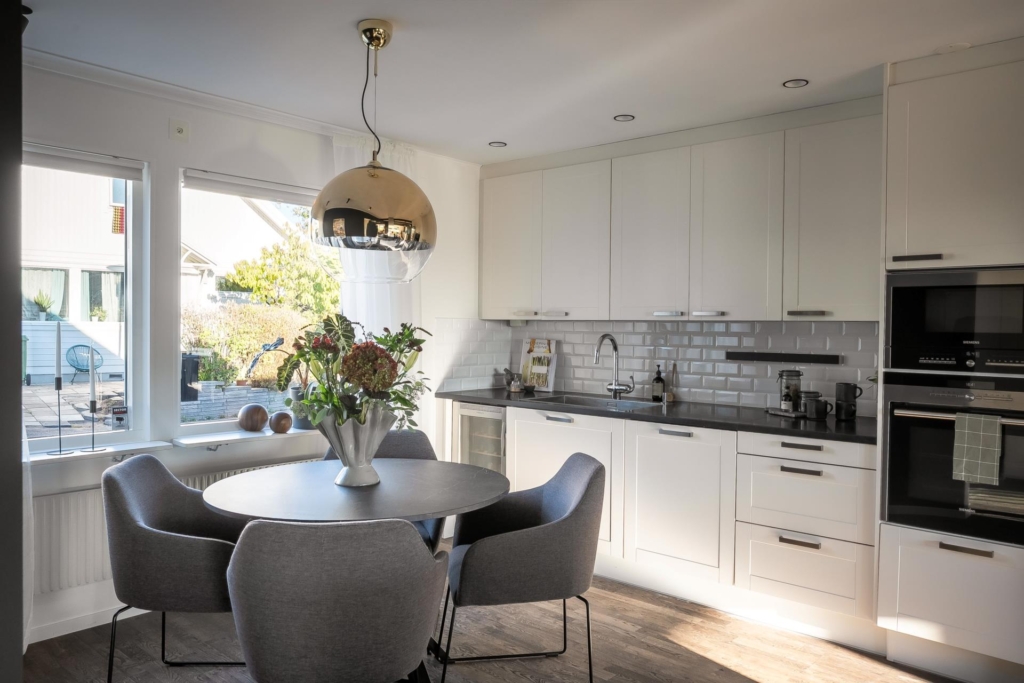 Stilrent kedjehus med högt läge och fantastisk sjöutsikt – ett hem att trivas i!