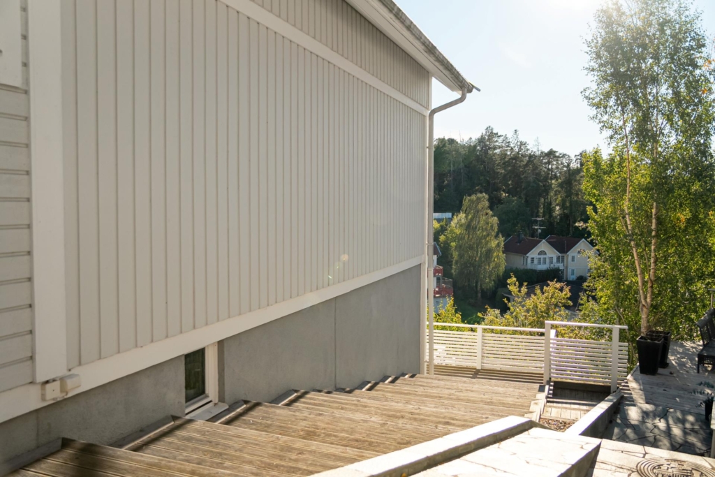 Stilrent kedjehus med högt läge och fantastisk sjöutsikt – ett hem att trivas i!