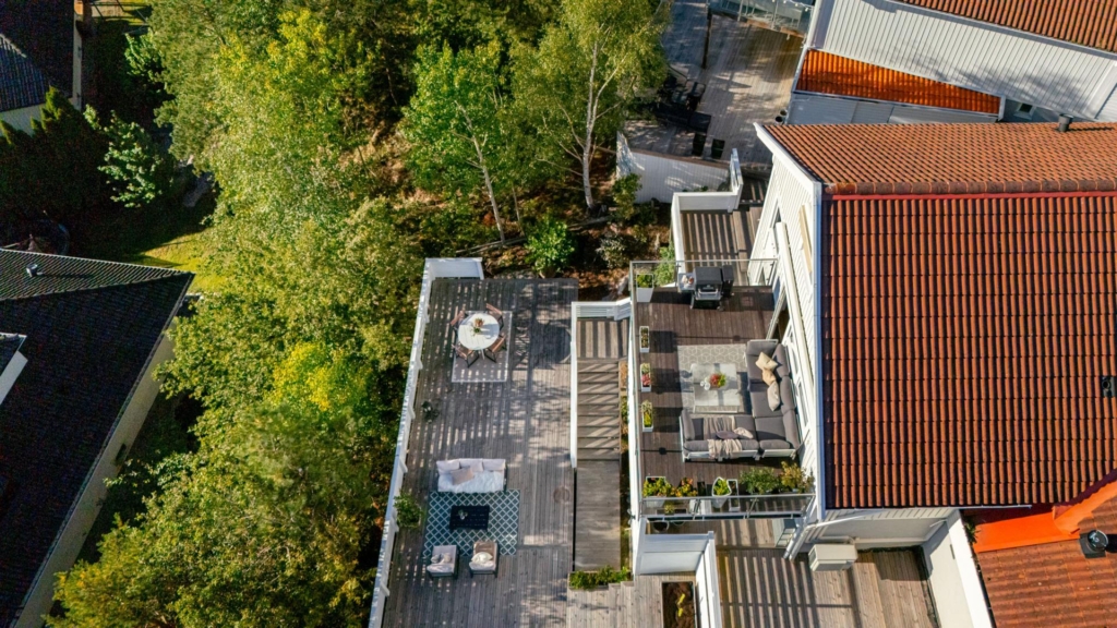 Stilrent kedjehus med högt läge och fantastisk sjöutsikt – ett hem att trivas i!