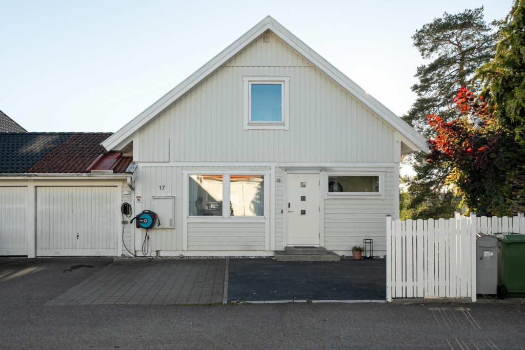 Stilrent kedjehus med högt läge och fantastisk sjöutsikt – ett hem att trivas i!