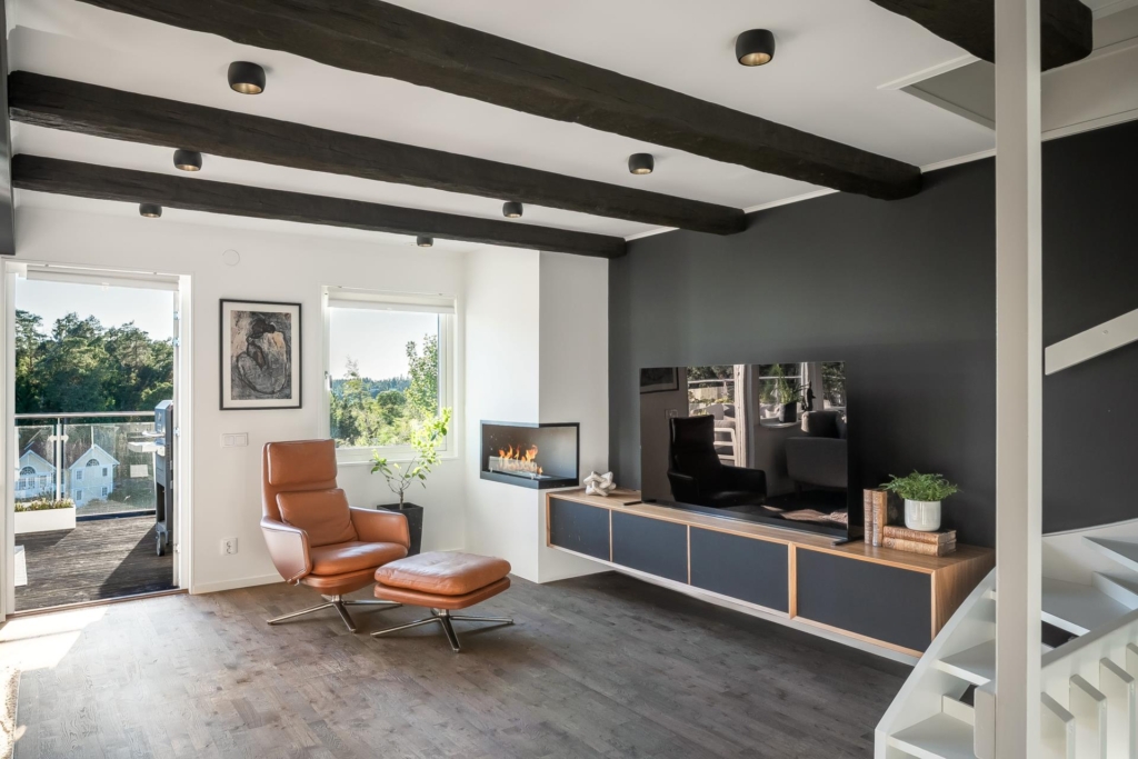 Stilrent kedjehus med högt läge och fantastisk sjöutsikt – ett hem att trivas i!