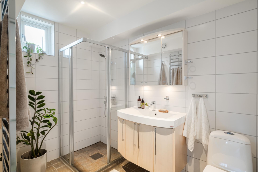 Stilrent kedjehus med högt läge och fantastisk sjöutsikt – ett hem att trivas i!