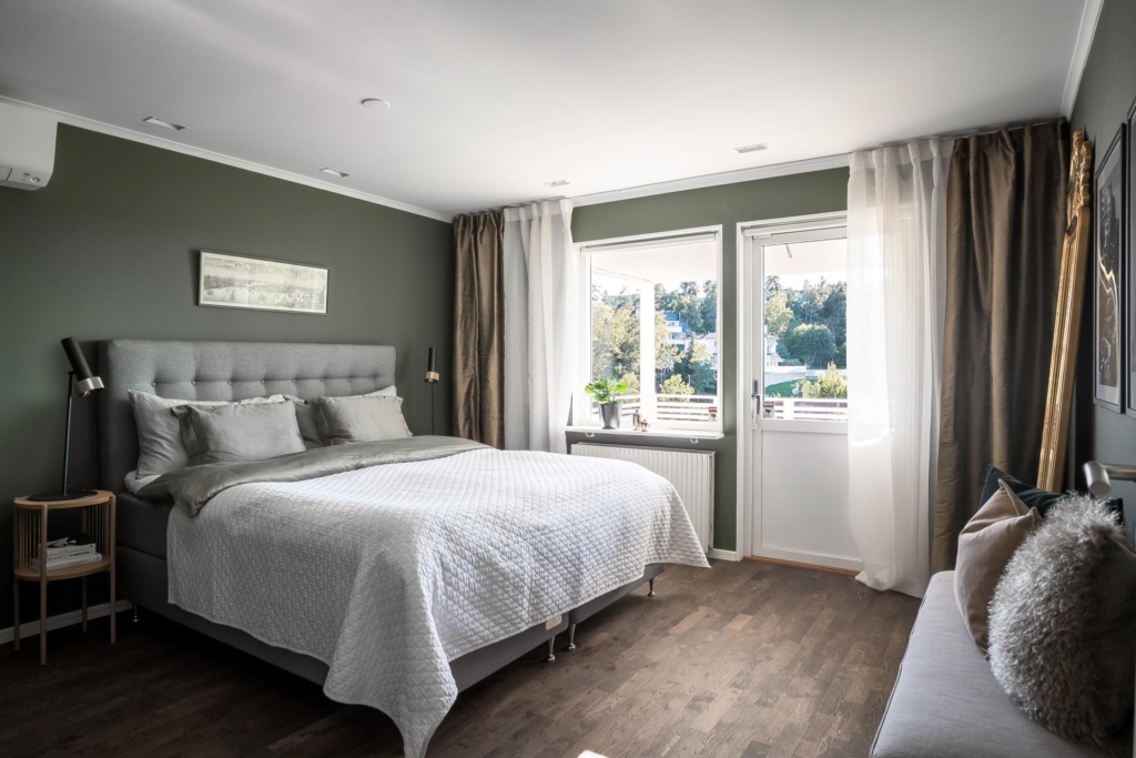 Stilrent kedjehus med högt läge och fantastisk sjöutsikt – ett hem att trivas i!