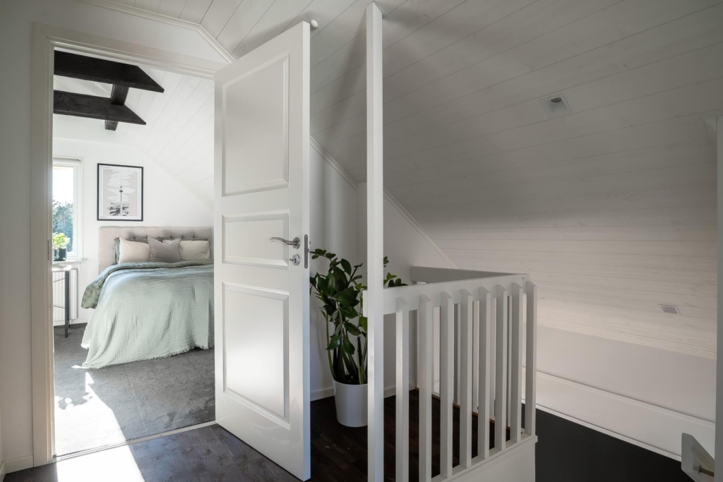 Stilrent kedjehus med högt läge och fantastisk sjöutsikt – ett hem att trivas i!