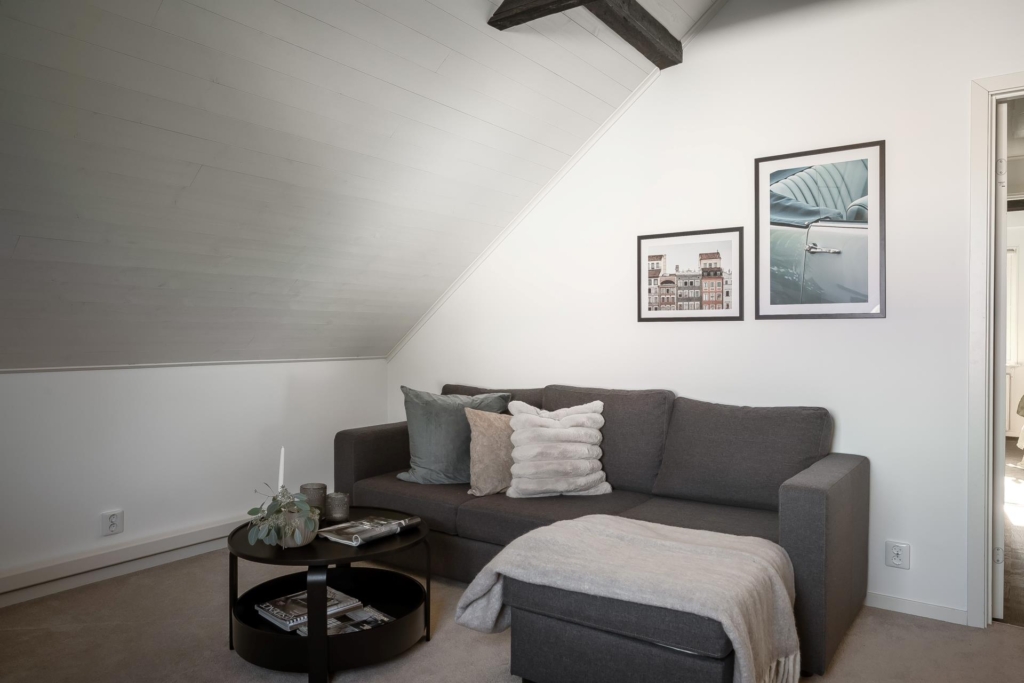 Stilrent kedjehus med högt läge och fantastisk sjöutsikt – ett hem att trivas i!