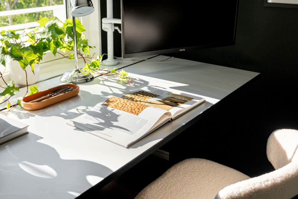 Stilrent kedjehus med högt läge och fantastisk sjöutsikt – ett hem att trivas i!