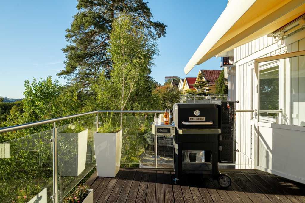 Stilrent kedjehus med högt läge och fantastisk sjöutsikt – ett hem att trivas i!